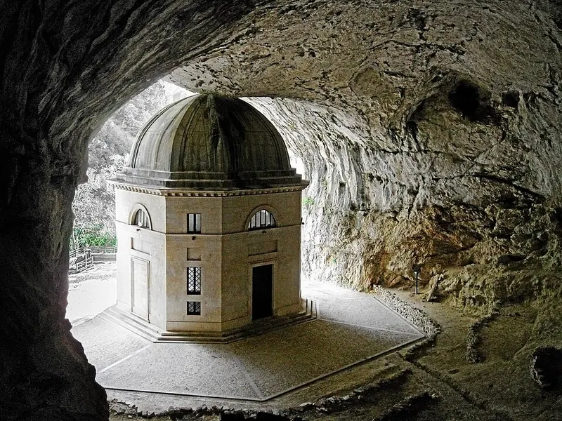 Tempio del Valadier, Genga
