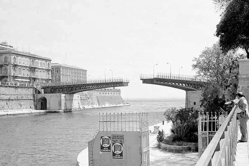 Ponte girevole di Taranto, Taranto