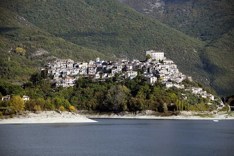 Castel di Tora, Valle del Turano