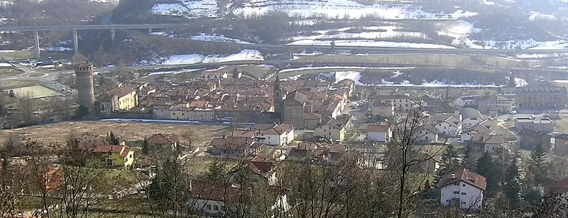 Il borgo di Priero con la torre rotonda, visto dall'alto