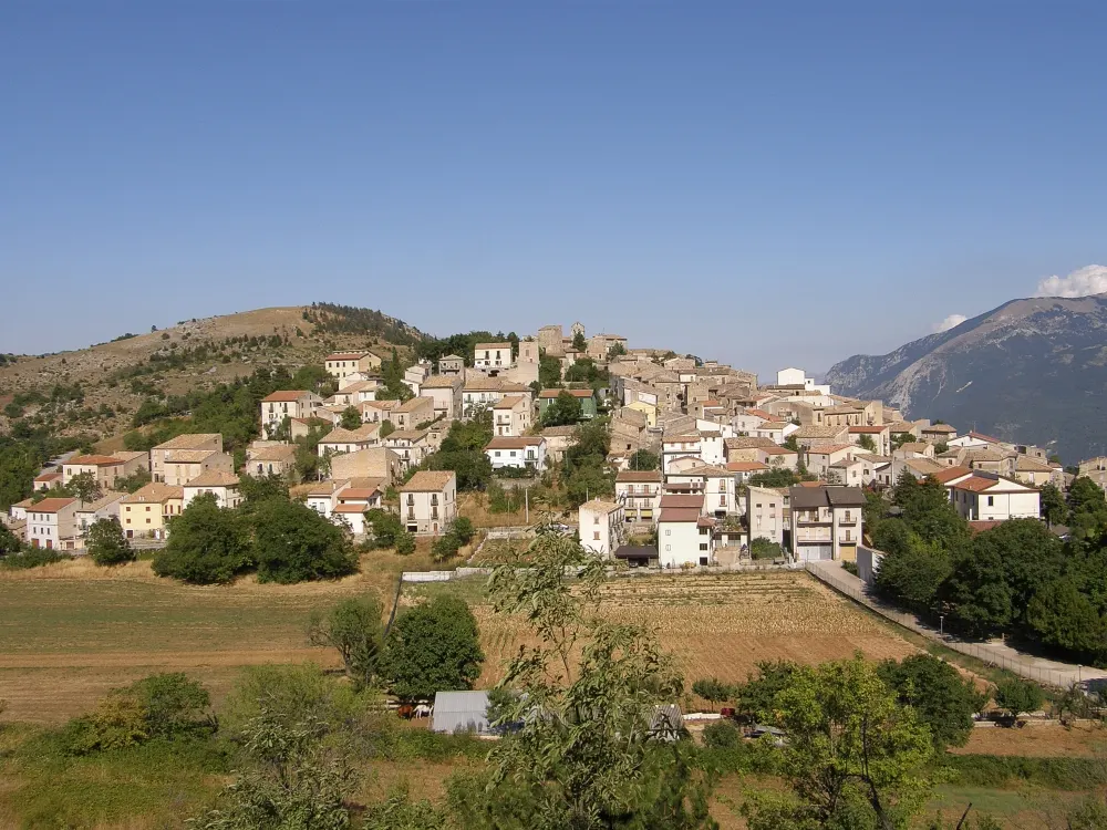 Il borgo di San Benedetto in Perillis, sulla collina sopra la conca peligna
