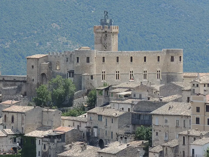 Castello Piccolomini di Capestrano, Capestrano