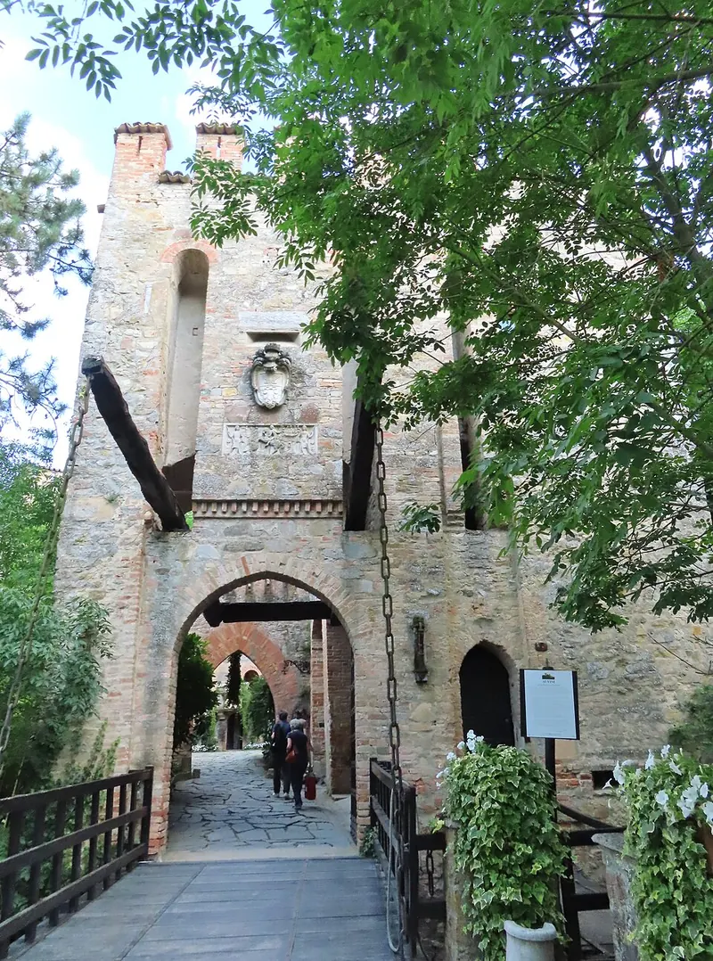 Torre d'ingresso del Castello di Gropparello