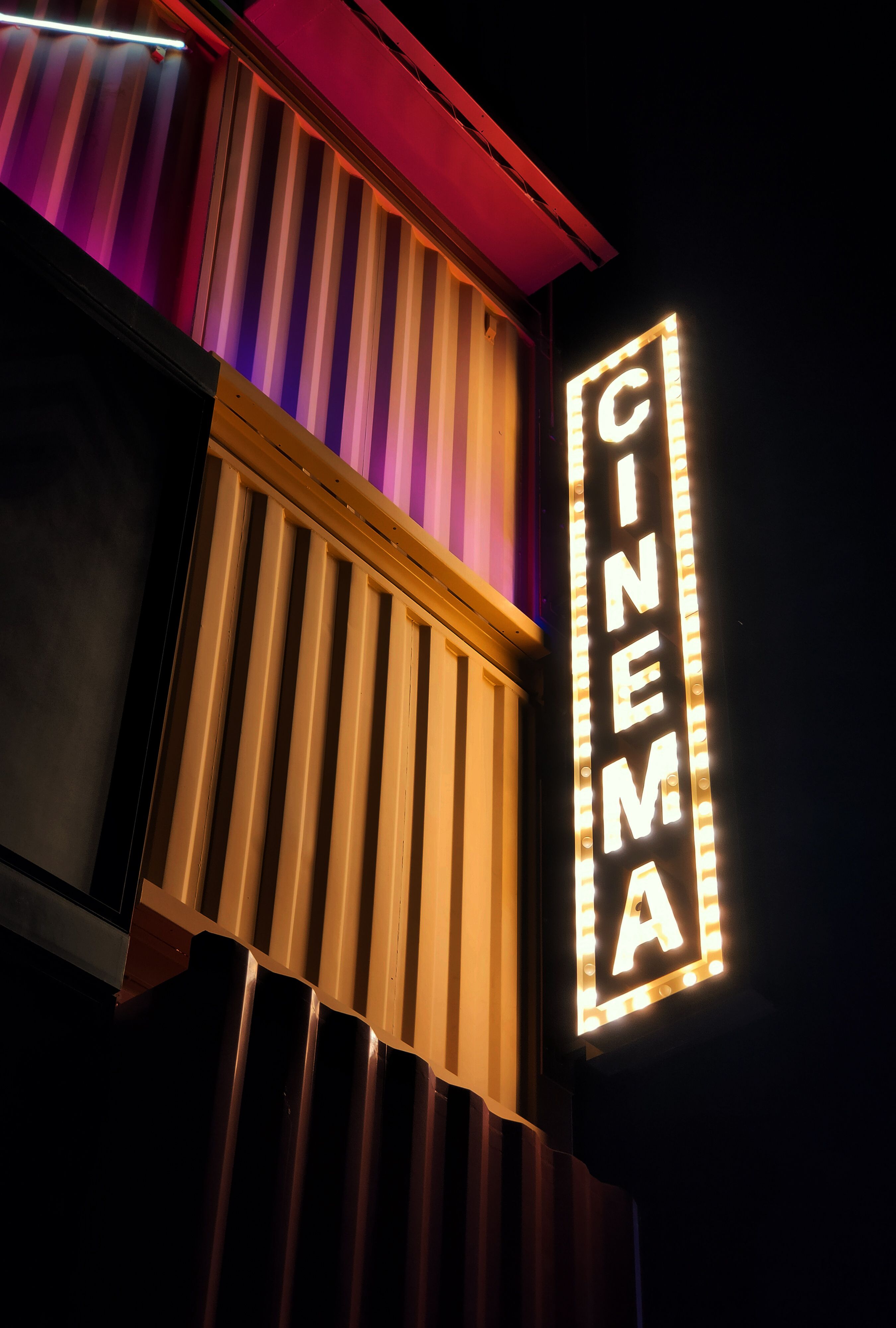 Sala cinematografica con poltrone e schermo