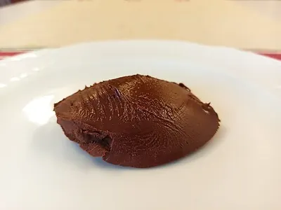 Un pezzo di gianduja, pasta di cacao e nocciole