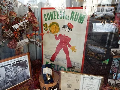 Vetrina della pasticceria Arione a Cuneo, dove sono nati i cuneesi al rum
