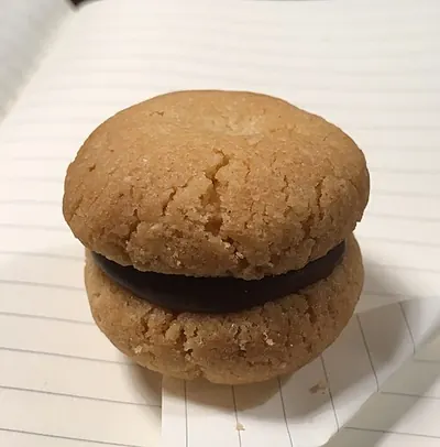 Bacio di dama: due dischetti di pasta uniti dal cioccolato