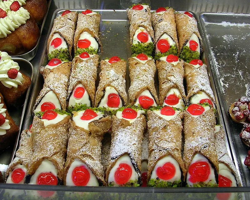 Vassoio di cannoli siciliani con ricotta e ciliegia candita