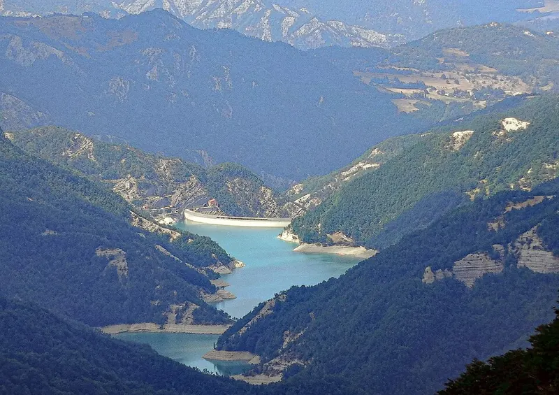 La diga e il lago di Ridracoli nel Parco delle Foreste Casentinesi