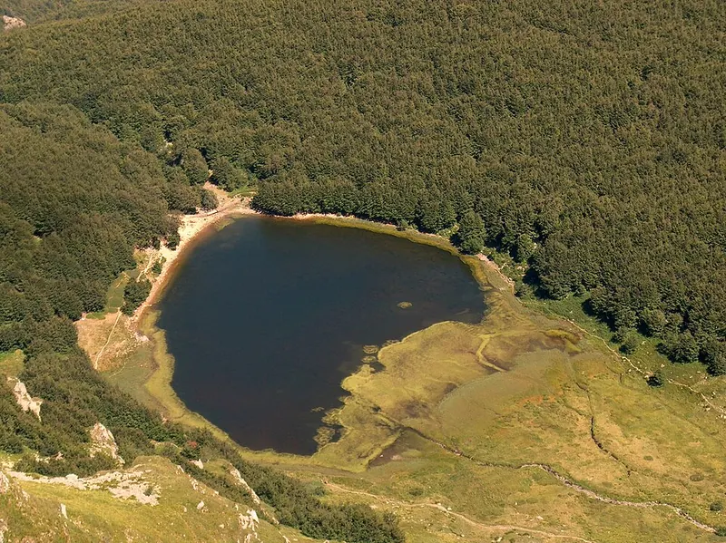 Il lago Baccio nel Parco del Frignano, a Pievepelago
