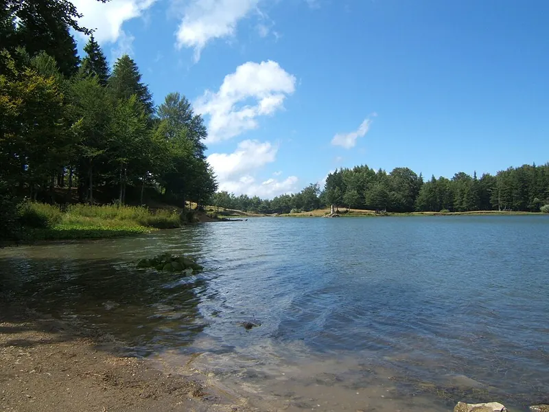 Il lago Calamone alle pendici del monte Ventasso