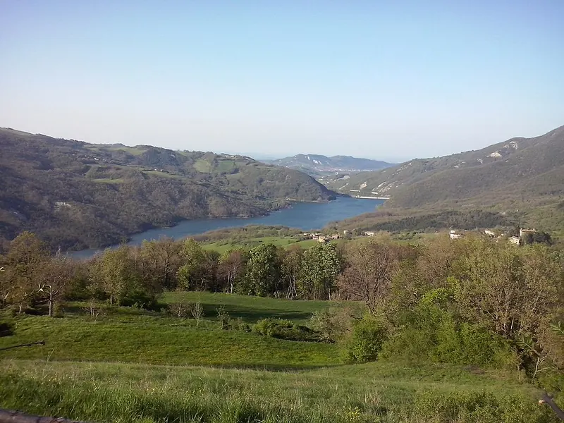 Il lago di Mignano tra Morfasso e Vernasca, in provincia di Piacenza
