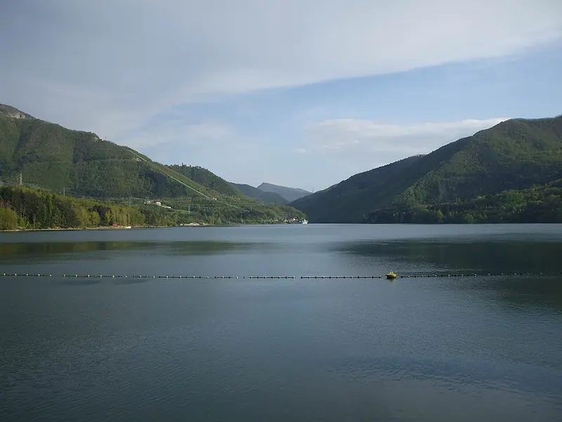 Il lago di Suviana nella valle del Limentra, Appennino bolognese