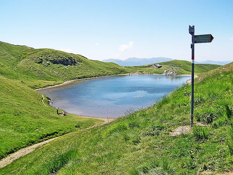 Il lago Scaffaiolo e il rifugio Duca degli Abruzzi a Fanano