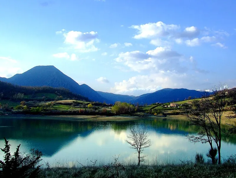 Lago di Castel San Vincenzo, Castel San Vincenzo