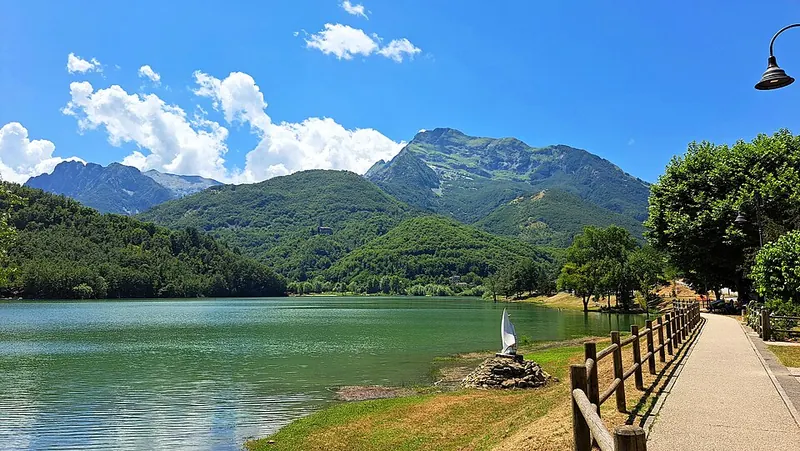 Il lago di Gramolazzo nelle Alpi Apuane