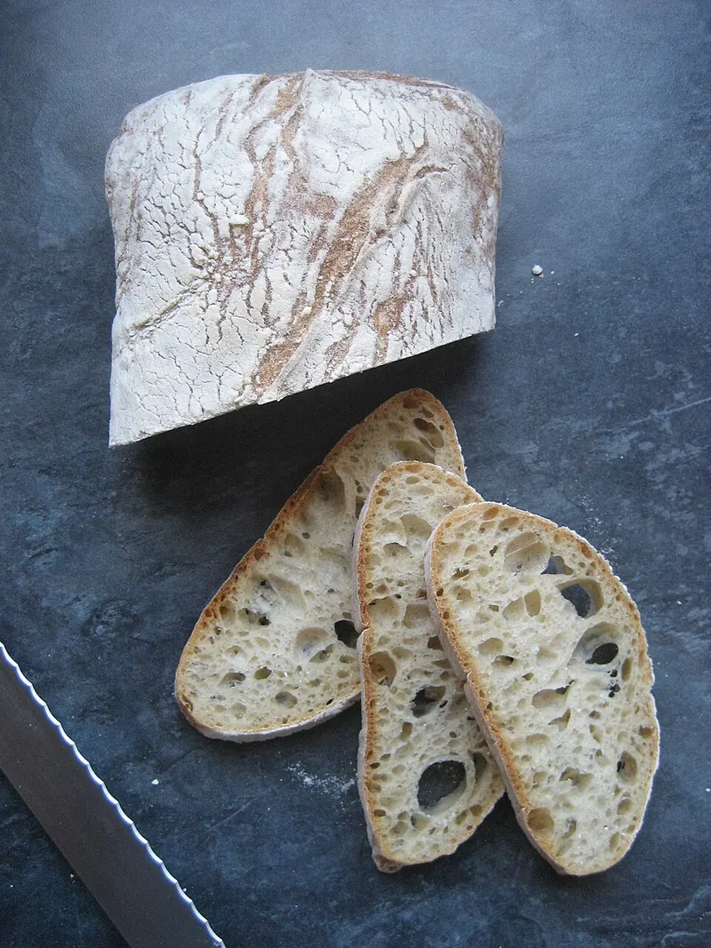 Ciabatta tagliata: mollica con grandi alveoli e crosta croccante