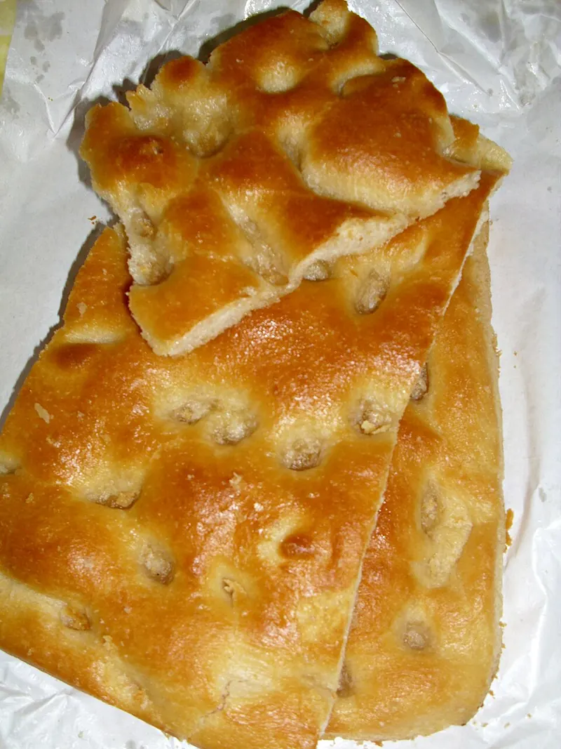 Focaccia genovese con superficie butterata di fossette