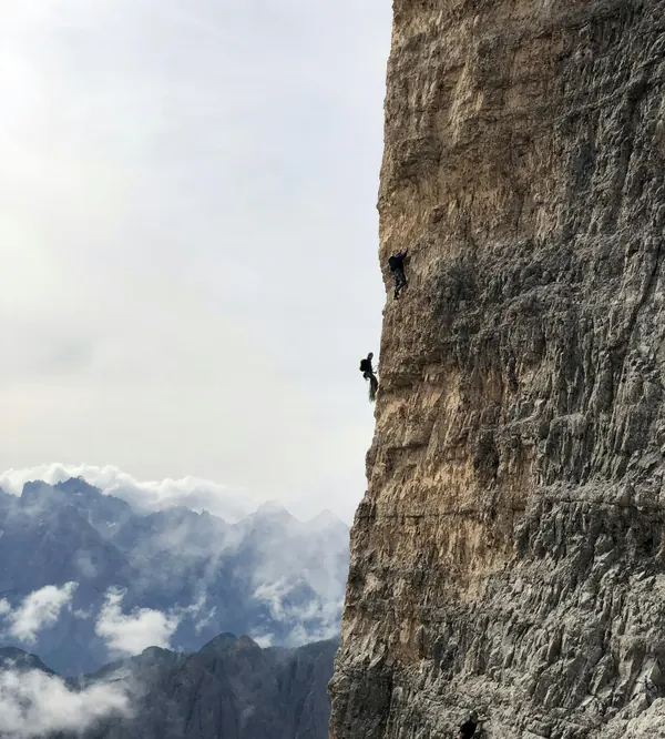 Arrampicata sportiva su parete rocciosa in montagna