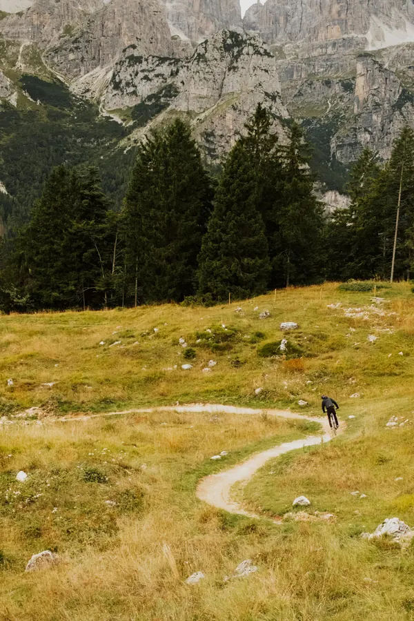 Ciclista in mountain bike su percorso sterrato di montagna