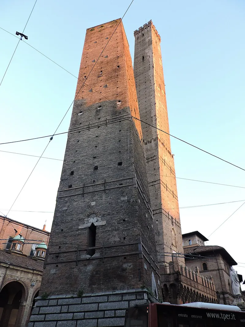Torri Garisenda e Asinelli a Bologna