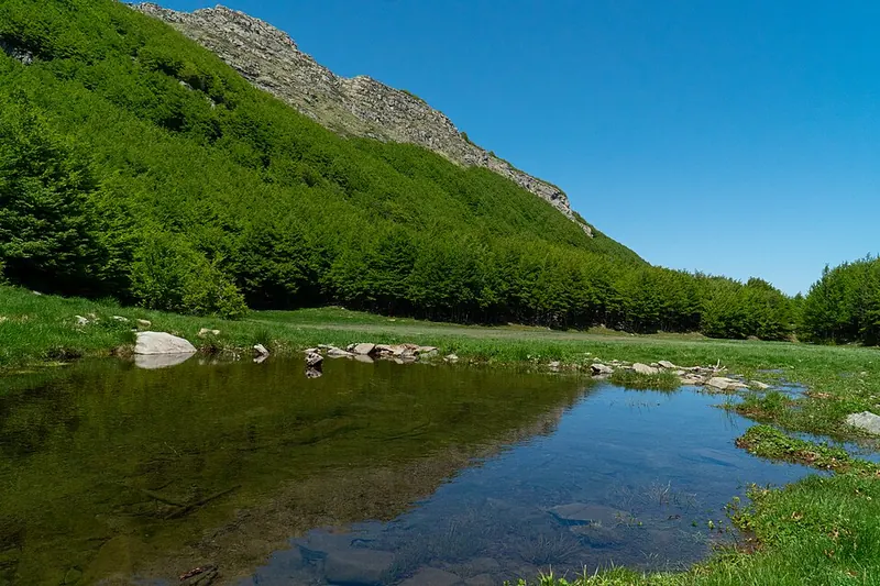 Monti riflessi in un lago presso Prato Spilla, nel Parco dei Cento Laghi