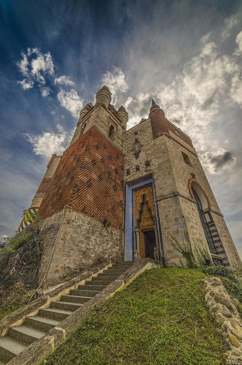 Rocchetta Mattei, rocca eclettica