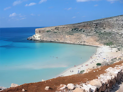 Panoramica della Spiaggia dei Conigli a Lampedusa con mare cristallino