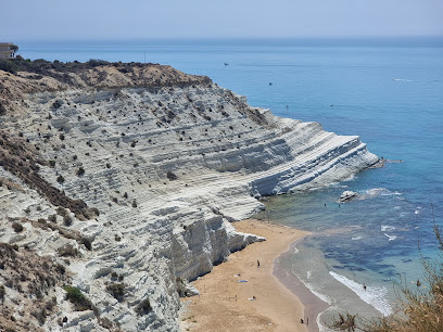 La falesia bianca di marna della Scala dei Turchi in Sicilia