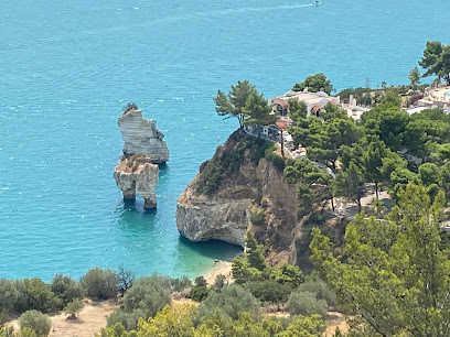I faraglioni iconici della Baia delle Zagare in Puglia