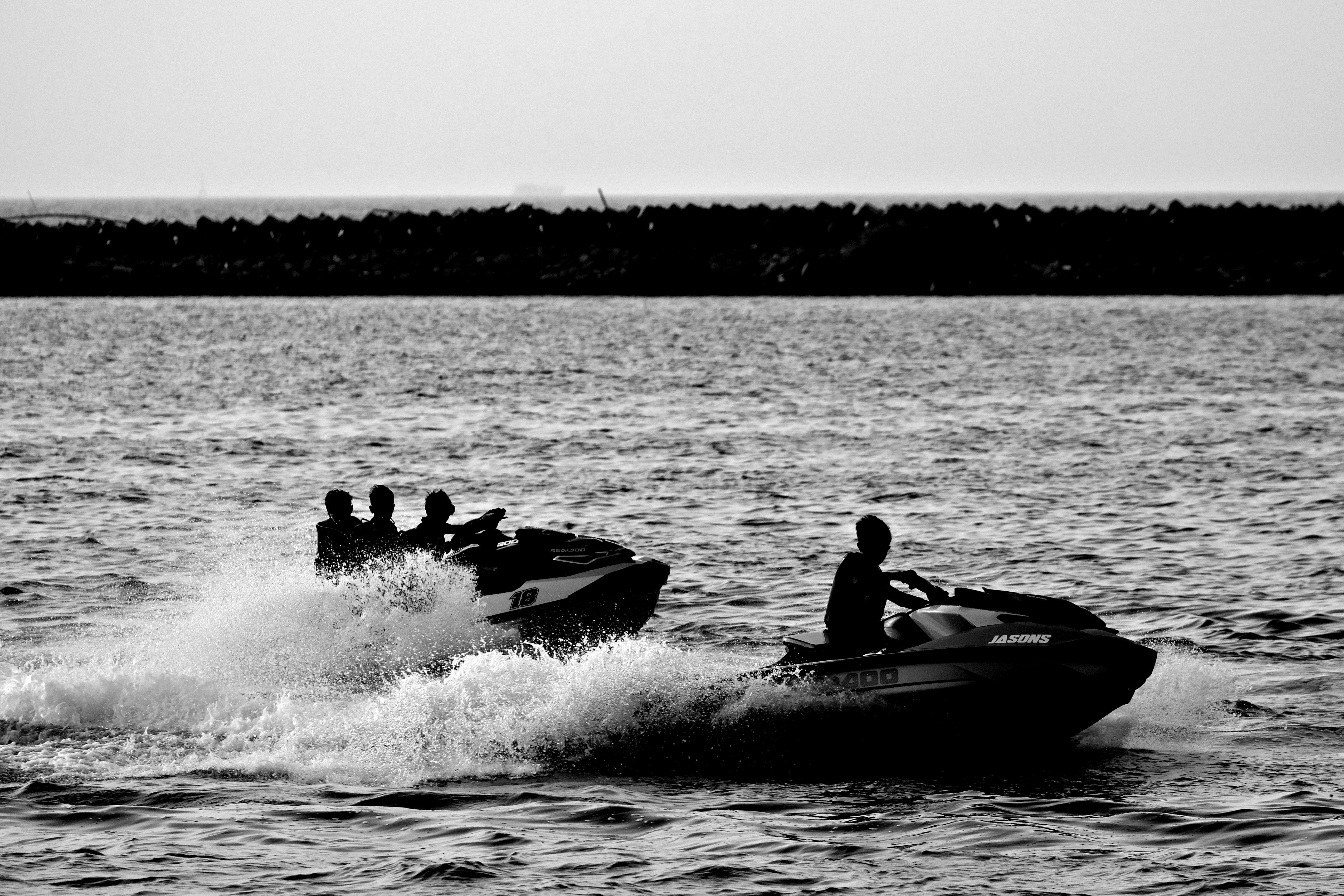 Moto d'acqua in corsa sul mare