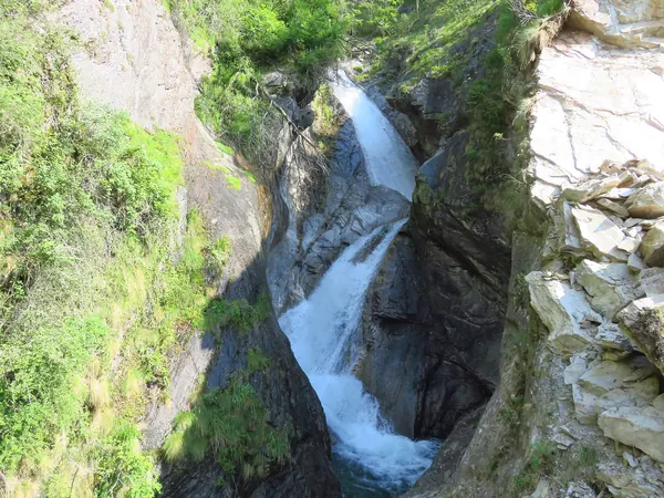 Le acque della Val Bognanco, valle dalle cento cascate